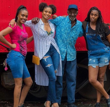 Kinigra Deon with her two sisters and father