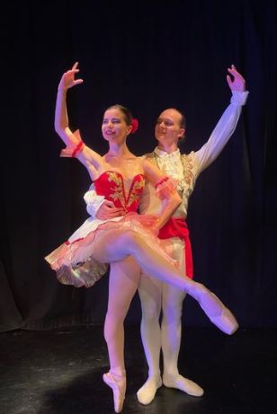 Komyshan is a dancer
