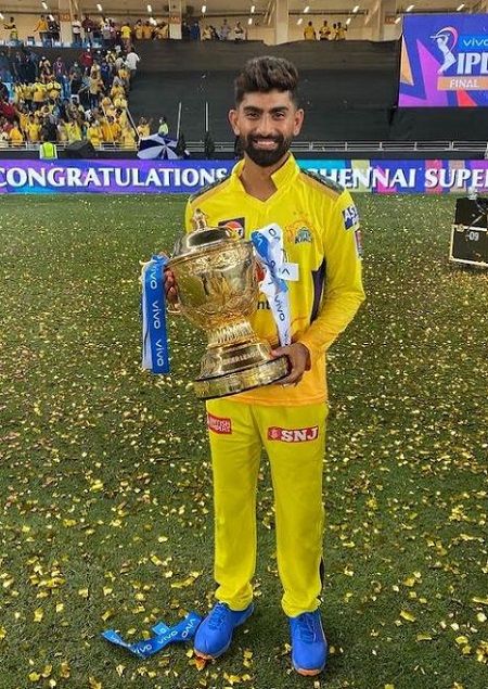 Narayan Jagadeesan height (with his second IPL Trophy)