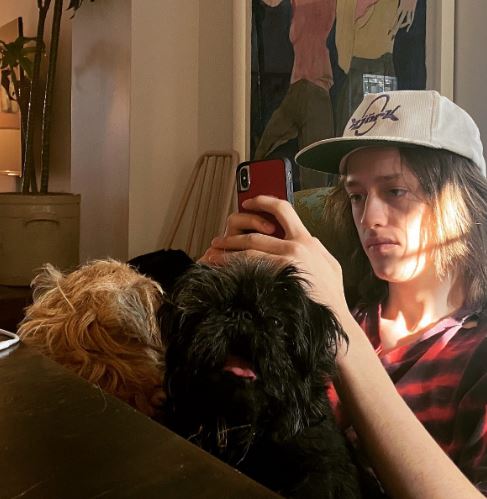 Percy Hynes White has pet dogs