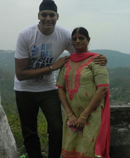Shanky singh with his mother