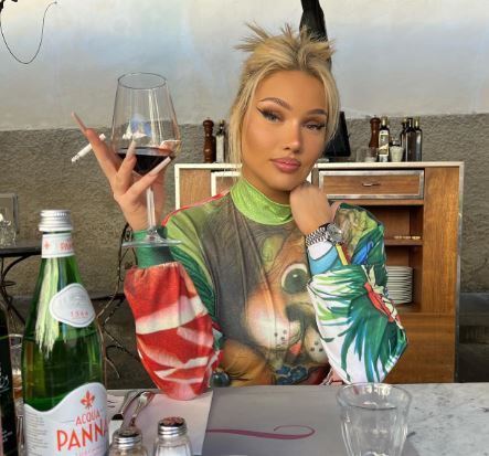 Shirin David has a habit of smoking