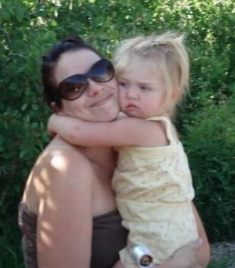 Sicily Rose childhood picture with her mom