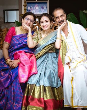 Vaishnavi Gowda with her father and mother
