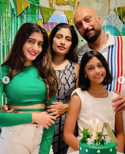 Aadhya Anand with her father mother and sister