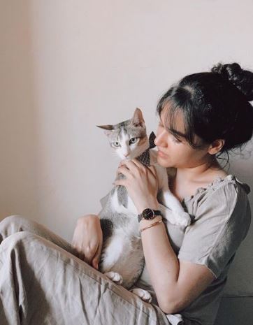 Ayesha Kaduskar likes cats