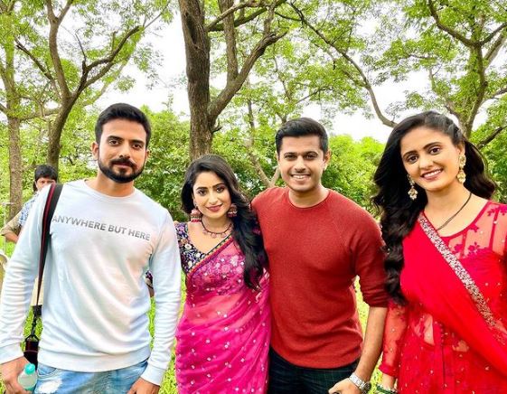 Ayesha Singh with fellow actors