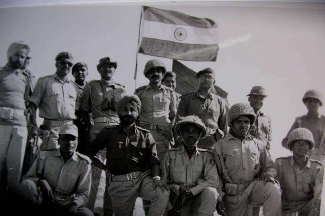Bhairon Singh Rathore with other Military personnel