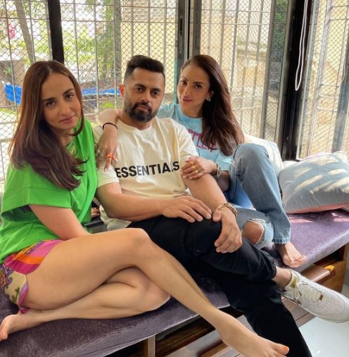 Bunty Sajdeh with his sisters