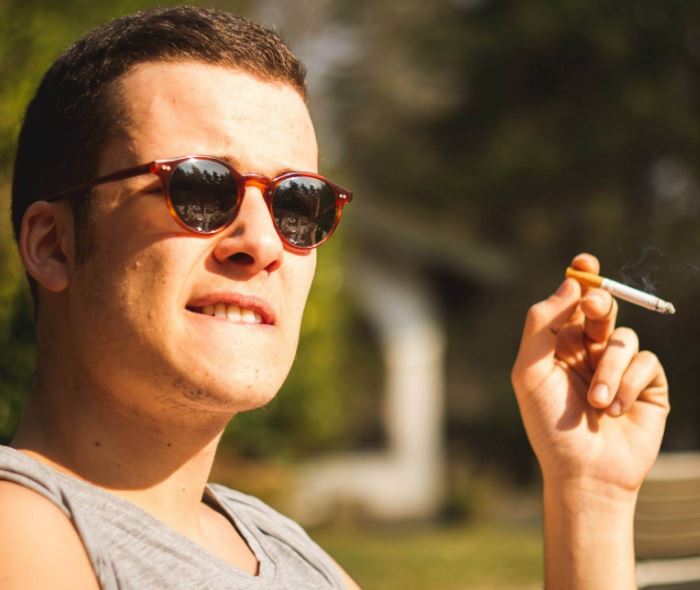 Edoardo Donnamaria does smoking