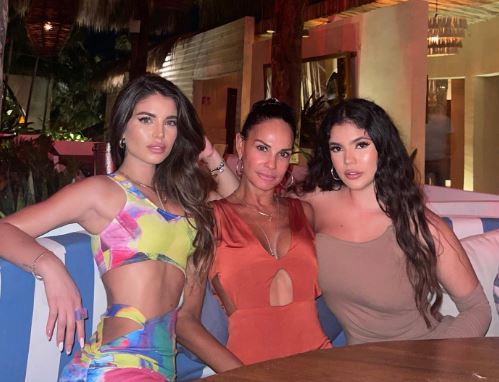 Flavia with her mom Patricia Urbina and sister Kiara Laos