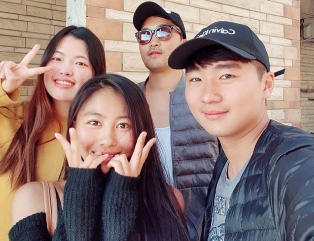 Hyojeong with her friends