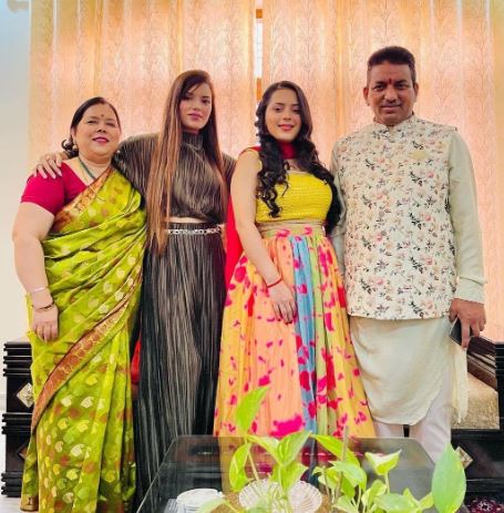 Isha with her father Mohan Negi, mother Kiran Negi, and sister Ina Negi
