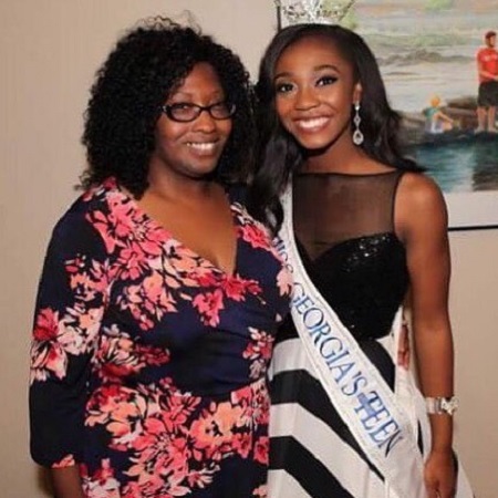 Kelsey Hollis with her mother and brother