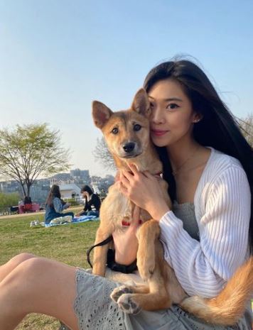 Lee Nadine likes dogs