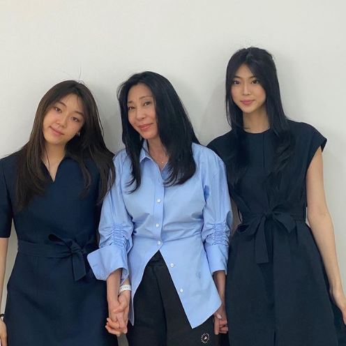 Lee Nadine with her mother and sister