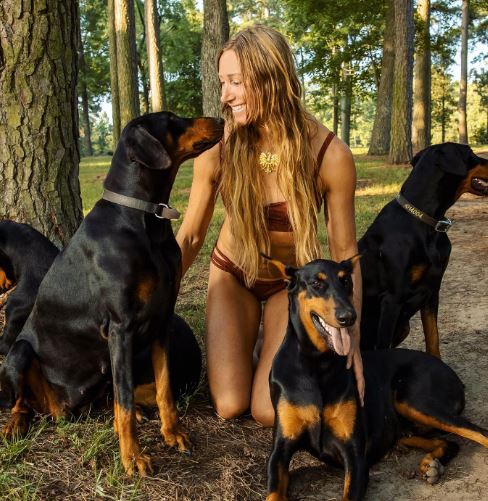 Liver Queen has pet dogs
