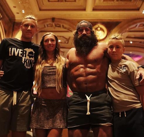 Liver Queen with her spouse and kids