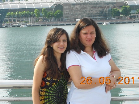 Mukta Tilak old picture with her daughter