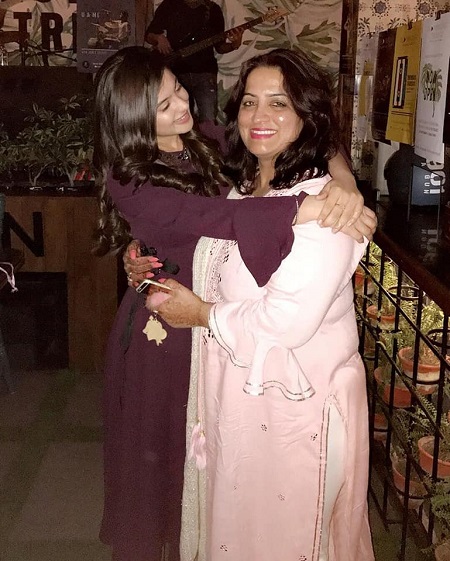 Tunisha Sharma with her mother