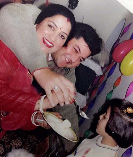Tunisha Sharma with her motherand father during childhood