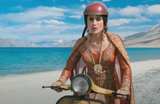 Actress Kareena Kapoor as Pia Sahastrabuddhe