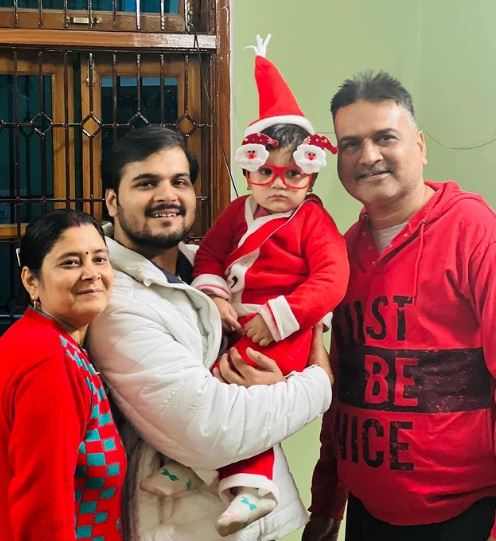 Arvind Akela Kallu with his father and mother