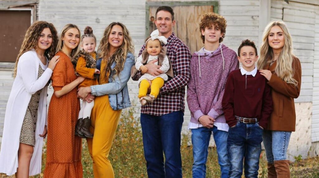 Ashlee Harmon with her husband sons and daughters