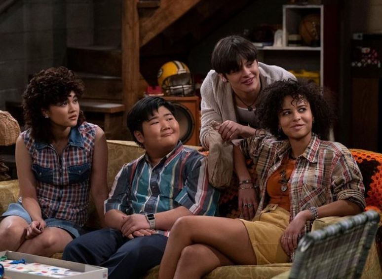 Ashley Aufderheide with fellow actors of That '90s Show