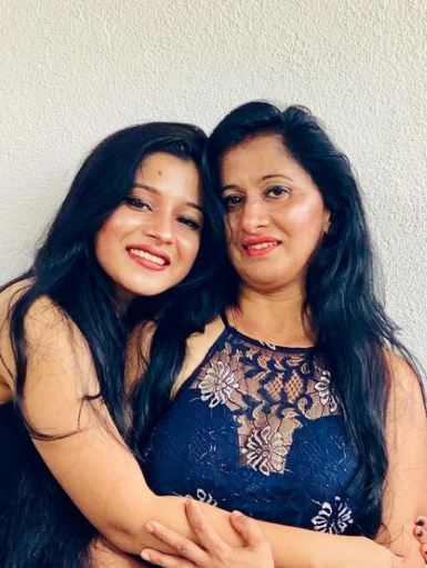 Harshi Rasanga with her mom