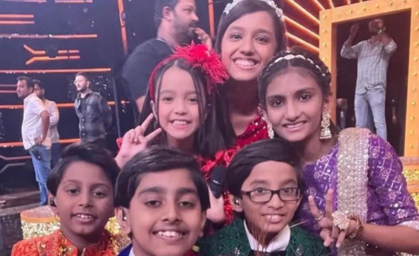 Jetshen Lama with other contestants