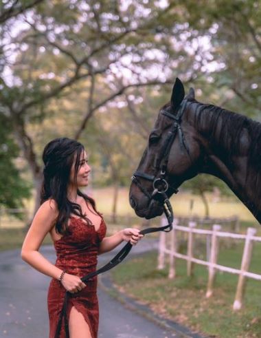 Kiaraakitty is a horse lover