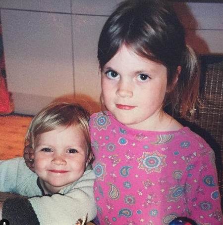 Nell Tiger Free childhood picture with her sister