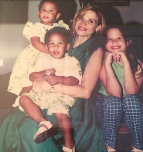Young Assíria with her kids