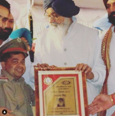 Amritpal Chotu getting best comedian award.