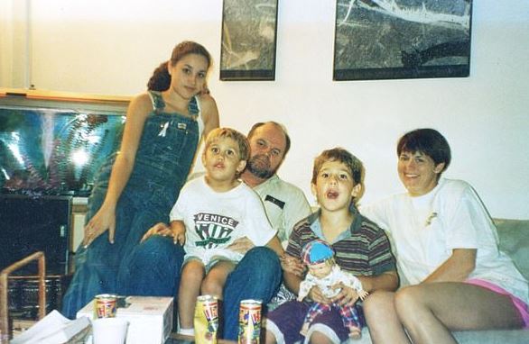 An old photo of Thomas Markle with his kids