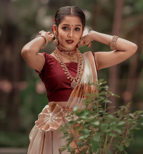 Aninkha Surendran modeled for Minar Fashion Jewelry