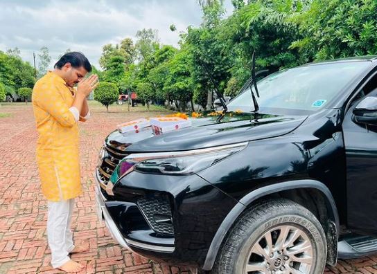 Arvind Akela Kallu car