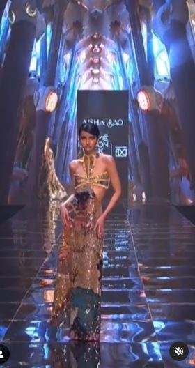 Ayesha Kanga modeled for Lakme Fashion Week