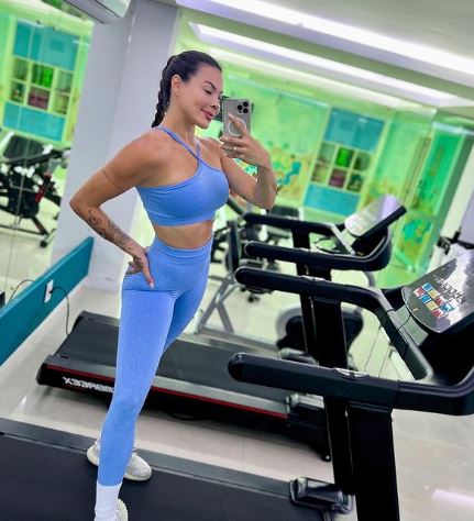 Camila Oliveira does workout