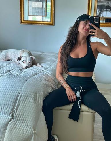 Camila Oliveira has a pet dog
