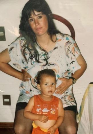 Camila Oliveira old image with her mom