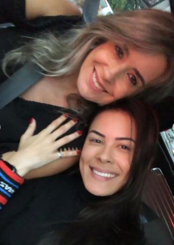 Camila Oliveira with her mother