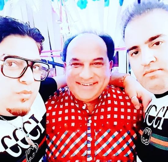 Chahat Fateh Ali Khan with his friends