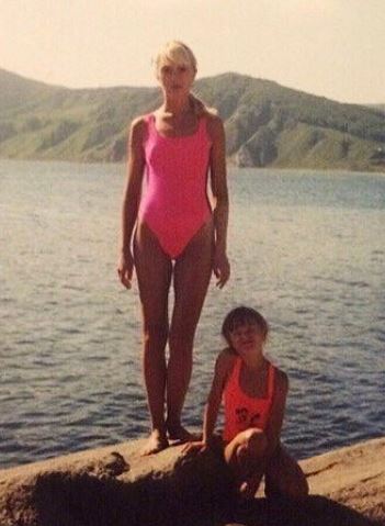 Childhood photo of Alisa with her mother