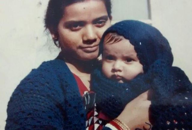 Childhood photo of Ananya Das with her mother