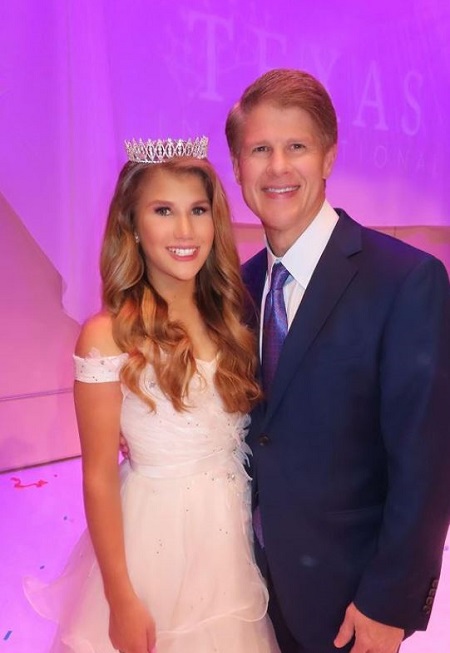Clark Hunt with his daughter Ava Hunt