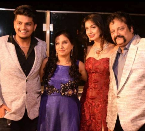 Divya Agarwal father mother and brother