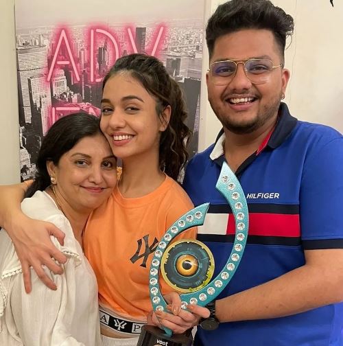 Divya Agarwal with her mom and brother