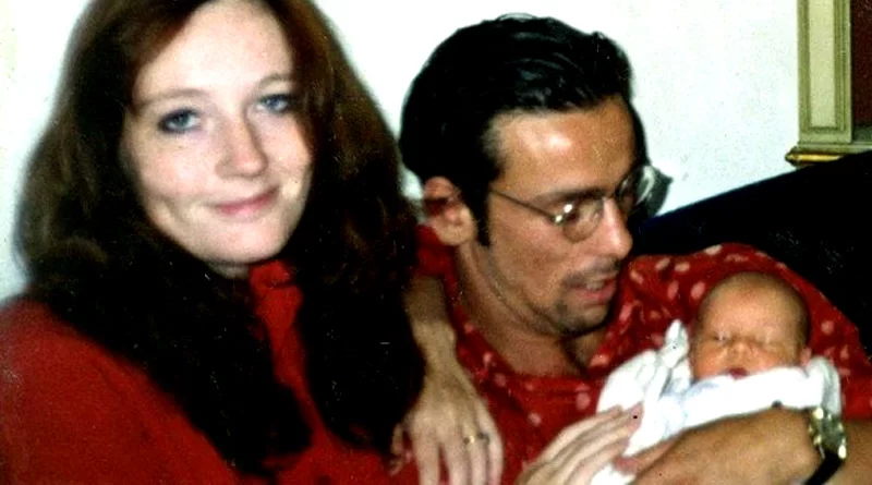 Jessica Rowlign Arantes childhood picture with her parents